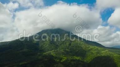 山 马萨加，比科尔地区的火山之一。 菲律宾Legaspi山地景观。